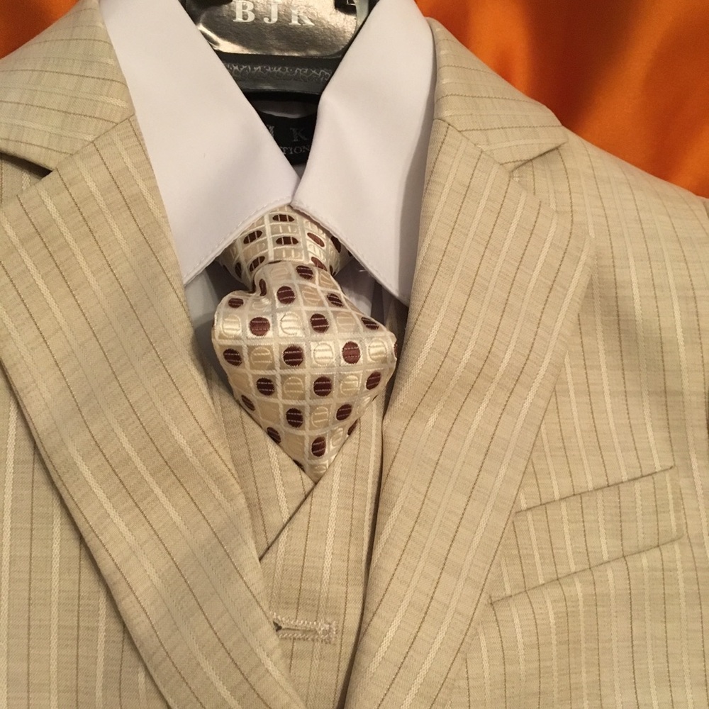 NEW BOY’S 5-PC. SUIT CREAM BROWN